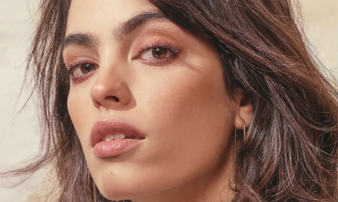 La tendencia browning cejas también requiere que las lleves un poco despeinadas (como desenfadadas). Consigue este efecto con el gel Unbelieva Brow de L’Oréal Paris.